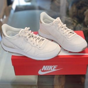 Nike internationalist sneaker- new- size 8